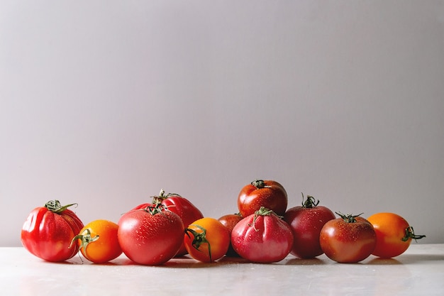 Variedad de tomates maduros.