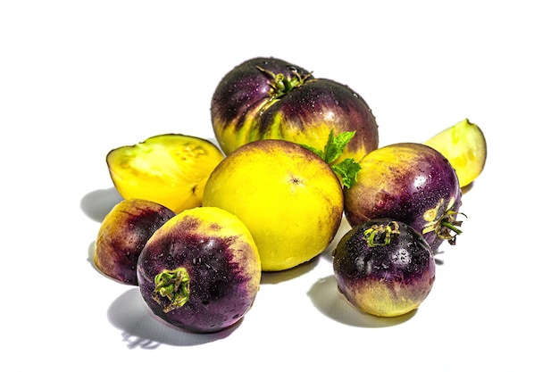 Variedad de tomates Yellowviolet Colores primarios aislados en blanco