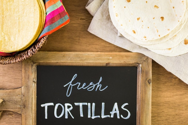 Variedad de tortillas frescas sobre un fondo de madera.