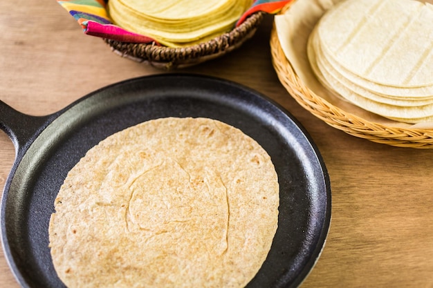 Variedad de tortillas frescas sobre un fondo de madera.