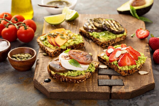 Variedad de tostadas de aguacate en una tabla de cortar