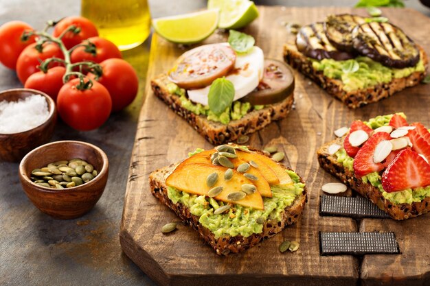 Variedad de tostadas de aguacate en una tabla de cortar