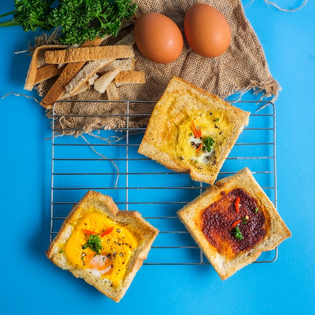 Variedad de tostadas con deliciosos aderezos.