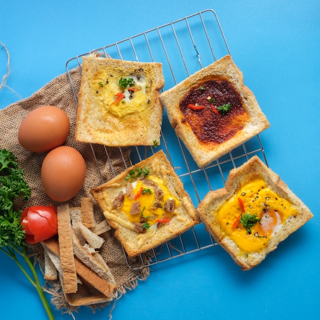 Variedad de tostadas con deliciosos aderezos.