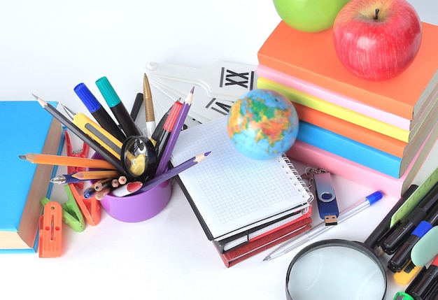 Variedad de útiles escolares coloridos en una mesa blanca