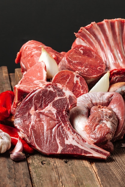 Foto variedad variada de diferentes partes de carne de res cruda