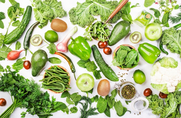 Variedad de vegetales y frutas verdes Alimentos saludables Comer limpio Semillas de vegetales Hojas de superalimentos Hierbas vegetales sobre fondo blanco Fuente de proteínas vegetarianas y nutrición dietética de desintoxicación