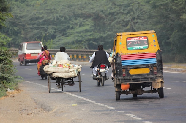 Foto variedad de vehículos en carretera india.