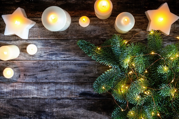 Variedad de velas blancas y brunch de árboles de Navidad como fondo festivo, plano