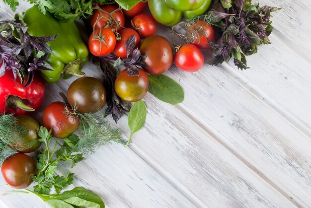 Variedad de verduras de color verde y rojo,