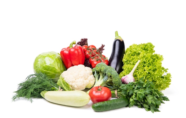 Variedad de verduras frescas y maduras aisladas en comestibles blancos