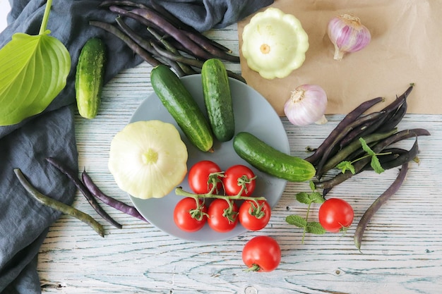 Variedad de verduras frescas y maduras para cocinar el almuerzo en una mesa de madera comida orgánica