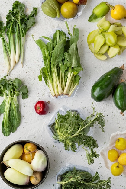 Variedad de verduras y frutas planas en la mesa