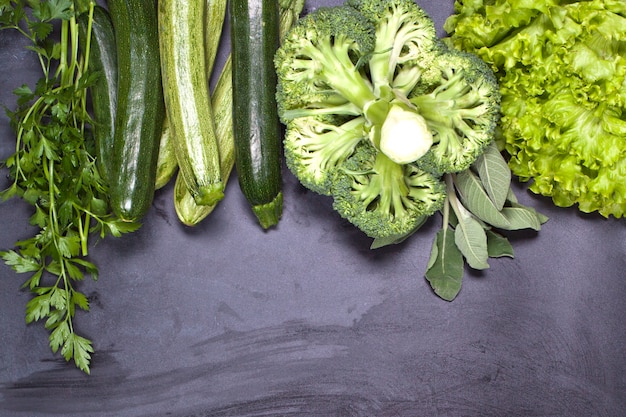 Variedad de verduras y hierbas verdes. Limpiar el concepto de comer comida.