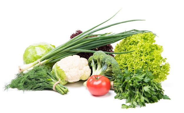 Variedad de verduras orgánicas coles tomate y verduras de hoja verde aislado en blanco