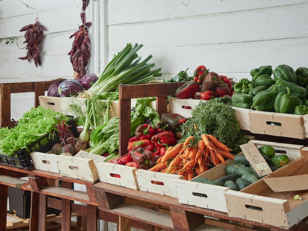Foto variedad de verduras orgánicas frescas en cajas de madera a la venta en el mercado de agricultores