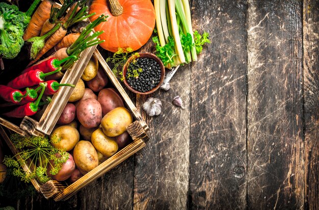 Una variedad de verduras sobre un fondo de madera