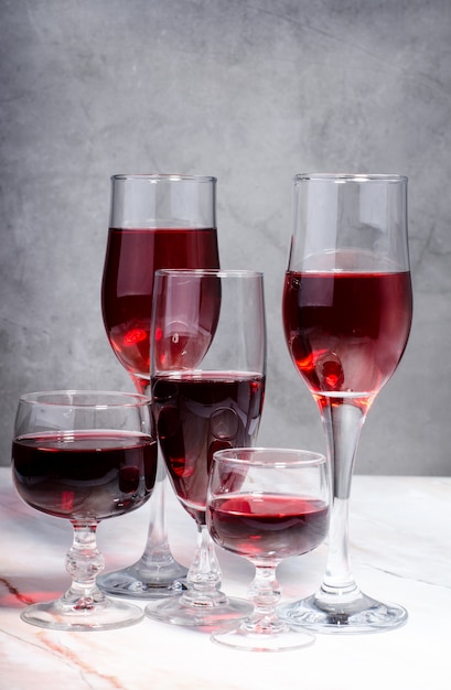 Variedad de vino. Copas con gemido rojo y blanco.