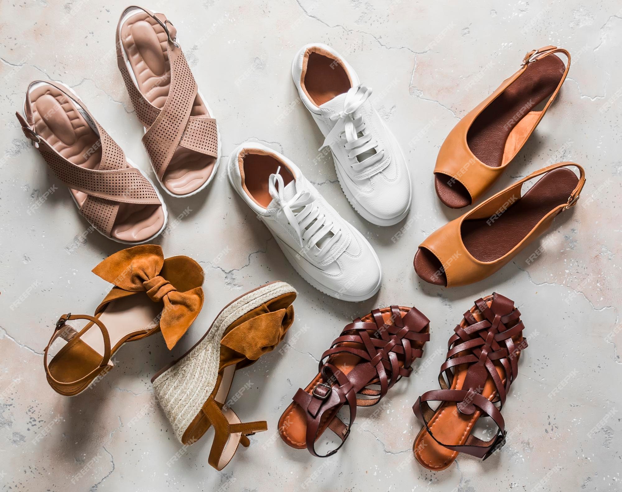 Variedad de zapatos de mujer de verano zapatillas sandalias sandalias zapatillas sobre un fondo claro vista superior | Foto Premium