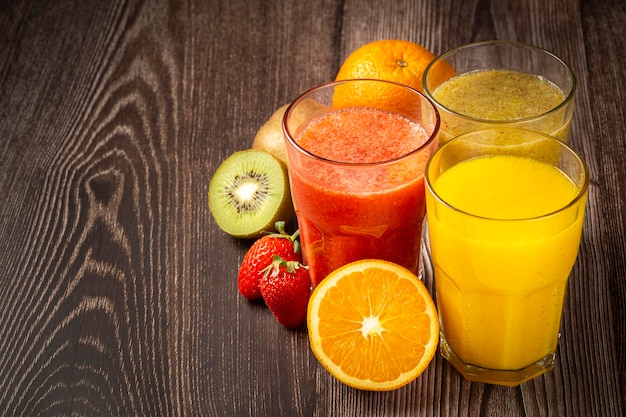 Foto variedad de zumos de frutas batidos de frutas