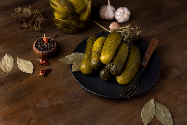 Foto variedade com deliciosos pickles no prato