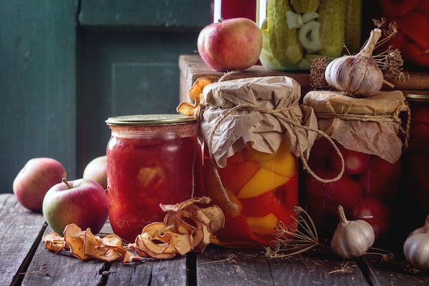 Variedade de alimentos em conserva