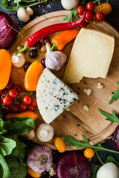 Variedade de alimentos. Ingredientes orgânicos para cozinhar refeições italianas. Conceito de vegetais e queijo