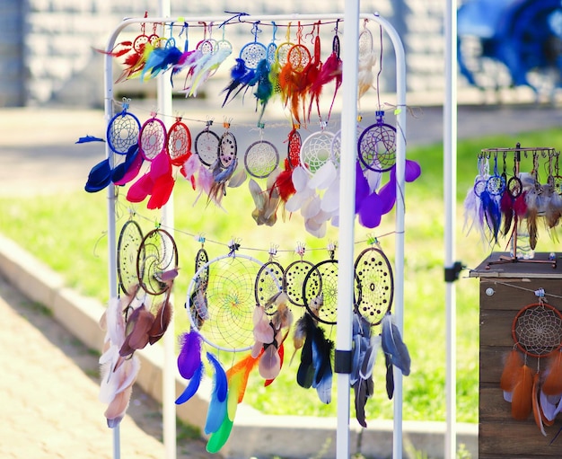 Variedade de apanhadores de sonhos no mercado de rua em um dia de verão Close de apanhadores de sonhos coloridos