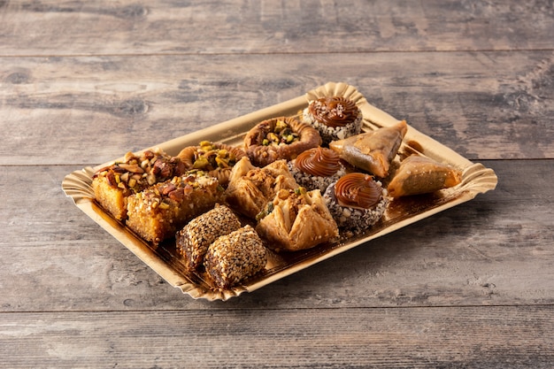 Variedade de baklava de sobremesa do ramadã na mesa de madeira