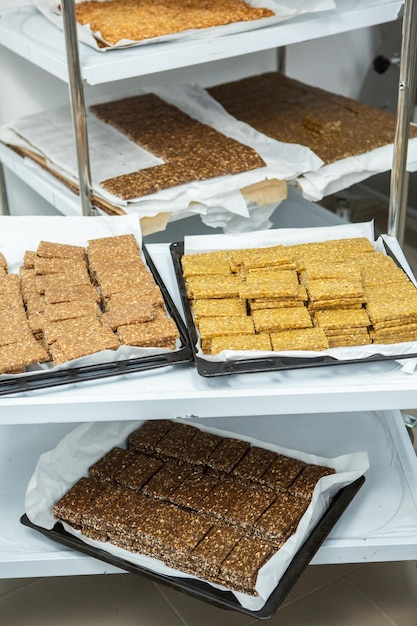 Foto variedade de barras de cereais ou proteínas que saem da linha de montagem da fábrica