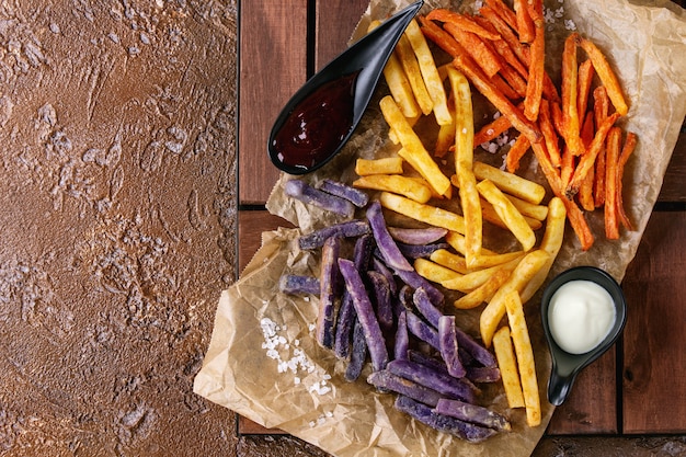 Foto variedade de batatas fritas