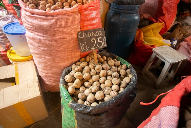 Variedade de batatas peruanas no mercado central da cidade de Cusco, no Peru