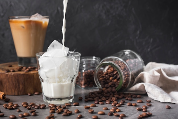 Variedade de bebidas de café com gelo