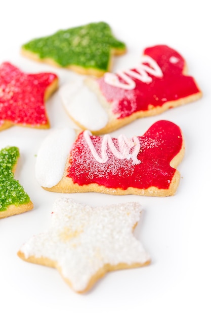 Variedade de biscoitos de Natal coloridos em um fundo branco.