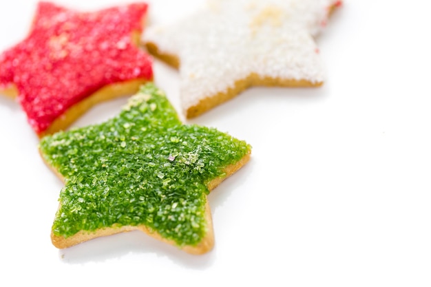 Variedade de biscoitos de Natal coloridos em um fundo branco.