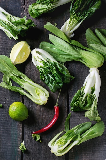 Variedade de bok choy cru