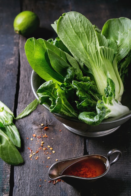 Variedade de bok choy cru