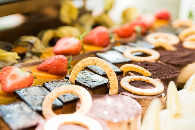 Variedade de bolos, sobremesas e chocolates