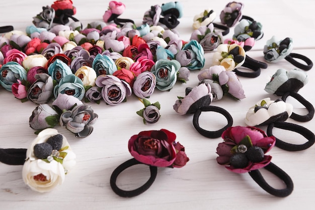 Variedade de borrachas de cabelo decoradas com flores. Variedade de belos scrunchies feitos à mão, decoração feminina, conceito de beleza