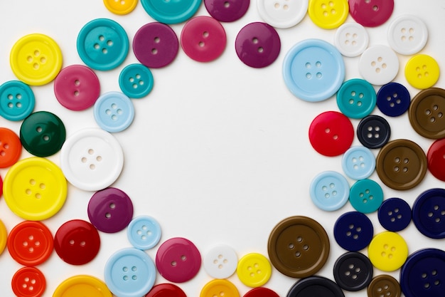 Variedade de botões coloridos em branco
