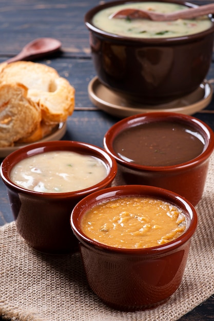 Foto variedade de caldos, feijão, mandioca e caldo verde. comida de inverno