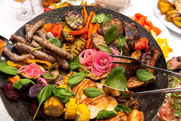 Variedade de carnes e legumes fritos em wok