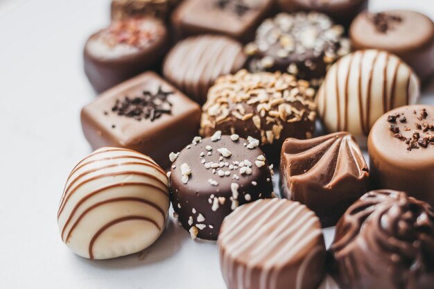 Variedade de chocolate ao leite e branco escuro isolado no fundo branco