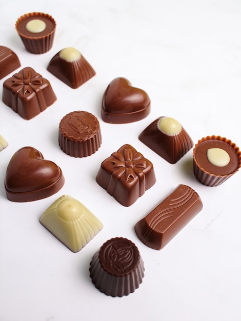 Variedade de chocolates isolados em fundo branco