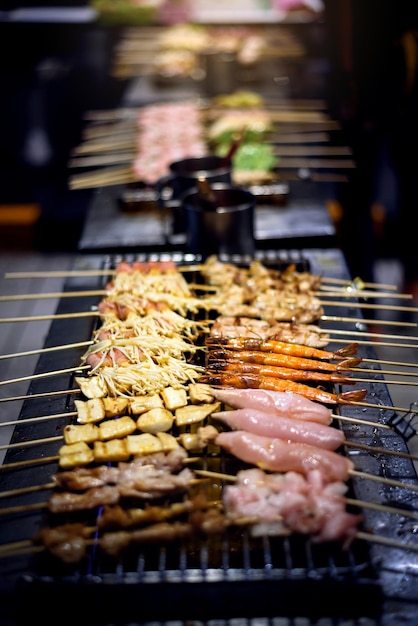 Variedade de churrasco MALA ervas chinesas espetos picantes espetos de carne com vegetais