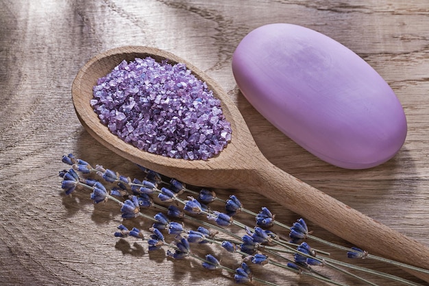 Variedade de colher de pau de cristal sal marinho lavanda barra de sabão no conceito de saúde placa de madeira