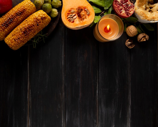 Variedade de comida de ação de graças plana e com espaço de cópia