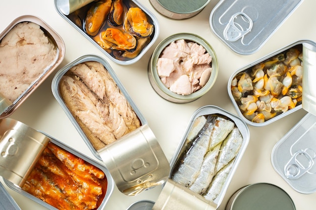 Variedade de comida enlatada de peixe enlatado pronta para noite de encontro