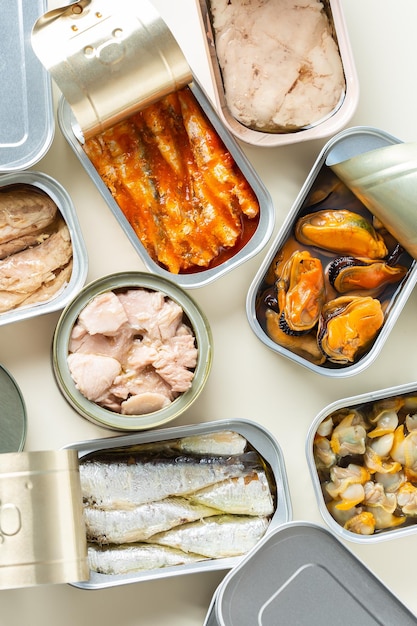 Foto variedade de comida enlatada de peixe enlatado pronta para noite de encontro