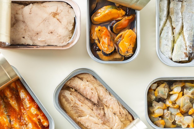 Variedade de comida enlatada de peixe enlatado pronta para noite de encontro